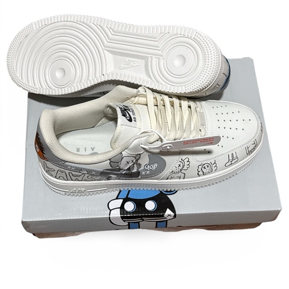 Men’s Nike Air Force 1 KAWS Sneakers 11 mens - Picture 4 of 7